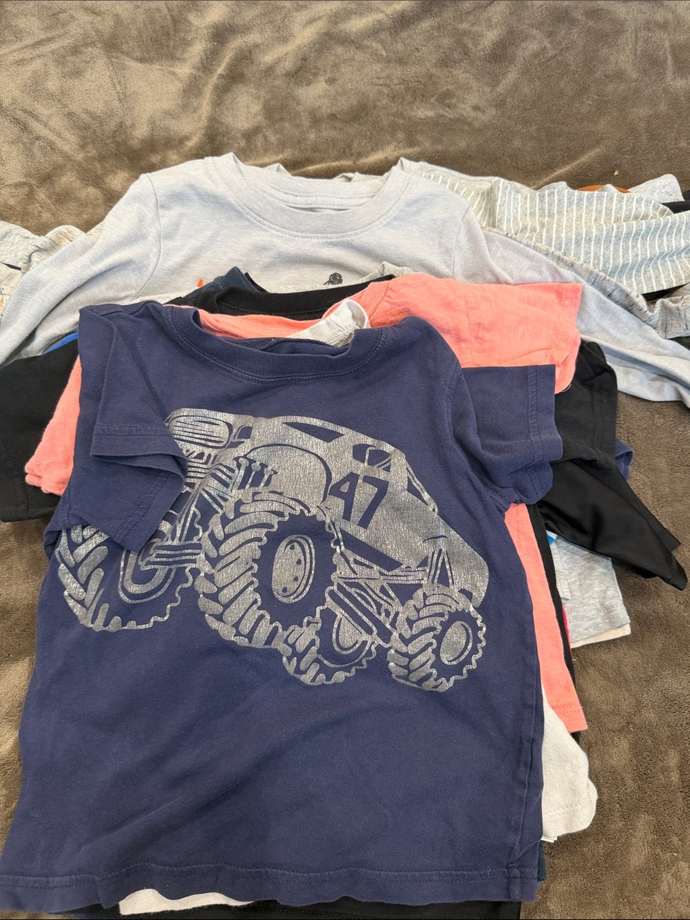 Bundle of 16 Kids T-shirts. Short and long sleeve - different brands